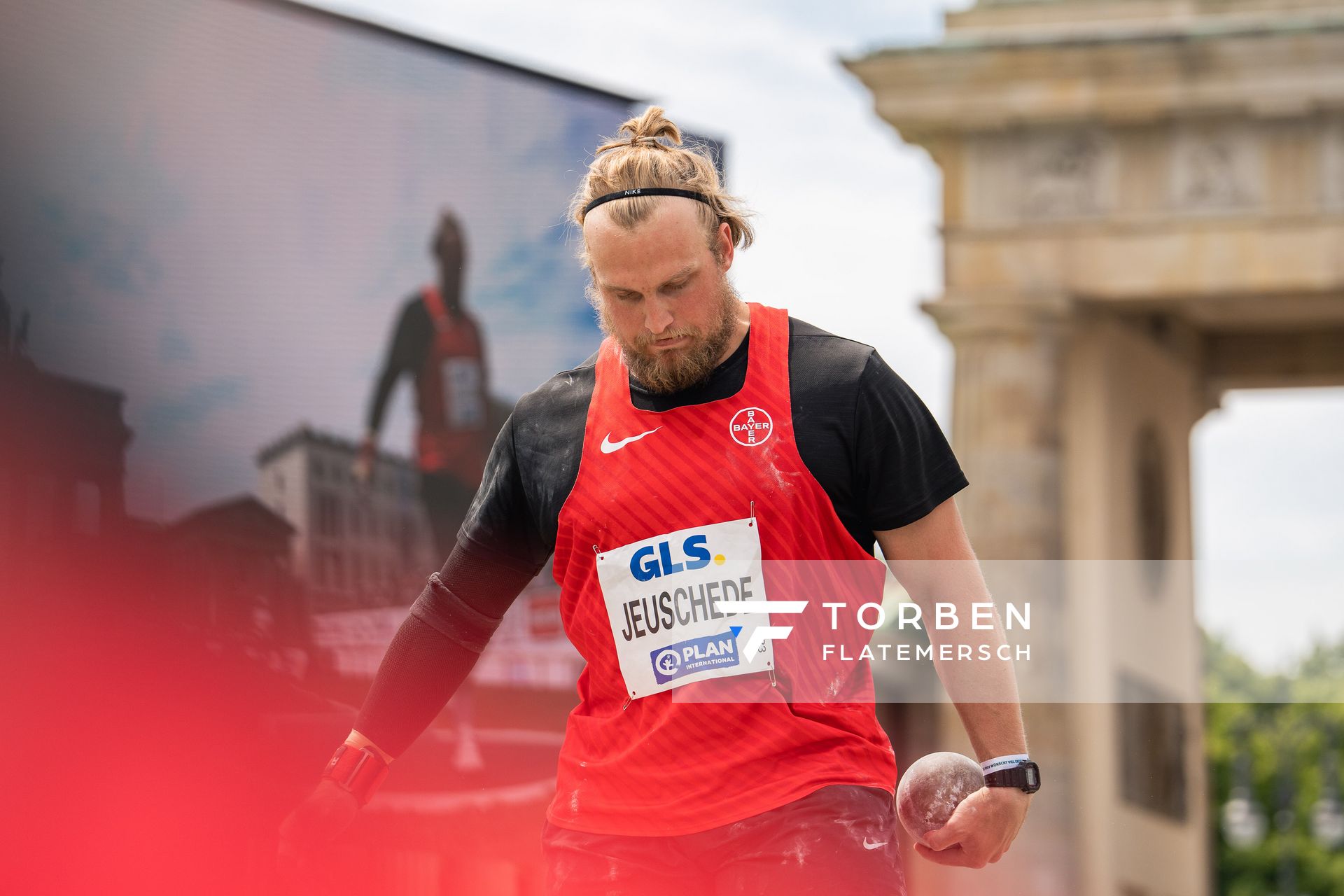 Jan Josef Jeuschede (TSV Bayer 04 Leverkusen) beim Kugelstossen waehrend der deutschen Leichtathletik-Meisterschaften auf dem Pariser Platz am 24.06.2022 in Berlin